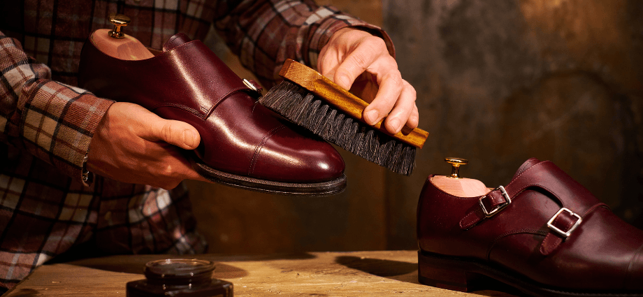 Polishing Leather Shoes image