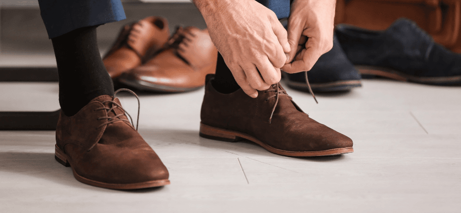 how to break in new shoes image